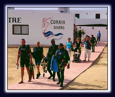 Tauchvorbereitung am Hausriff der Coraya Divers Fantazia Padi Tauchschule
