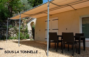 Tonnelle adoss&eacute;e &agrave; la maison