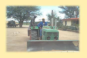 Selbstversorgung auf der Farm, Traktor mit Arbeiter