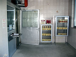 Abholschalter ist links im Bild