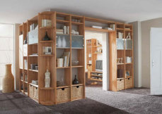 <b>Wohnwand Contra </b><br><strong>Hier haben wir eine Wohnwand in einem sehr sch&ouml;nen Design, mit sehr viel Stauraum bis in Deckenh&ouml;he.<br />
Es gibt verschieden M&ouml;glichkeiten unterhalb als Schubladen, und in den verschiedenen Ebenen hinter Glast&uuml;ren oder auch Massivholzt&uuml;ren.</strong>