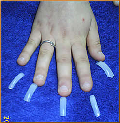 Nagelbei�er - beim Anpassen der Tips