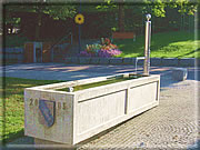 Der 2003 eingeweihte Dorfbrunnen mit Ortswappen