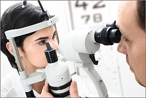 Sehtest, Augenglasbestimmung, Augenpr&uuml;fung, Anpassung von Varilux-Gleitsicht-Gl&auml;sern