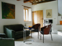 Wohnzimmer mit Design-Einrichtung, Cordes St&uuml;hle, SAT-TV, Eileen Gray Glastisch
