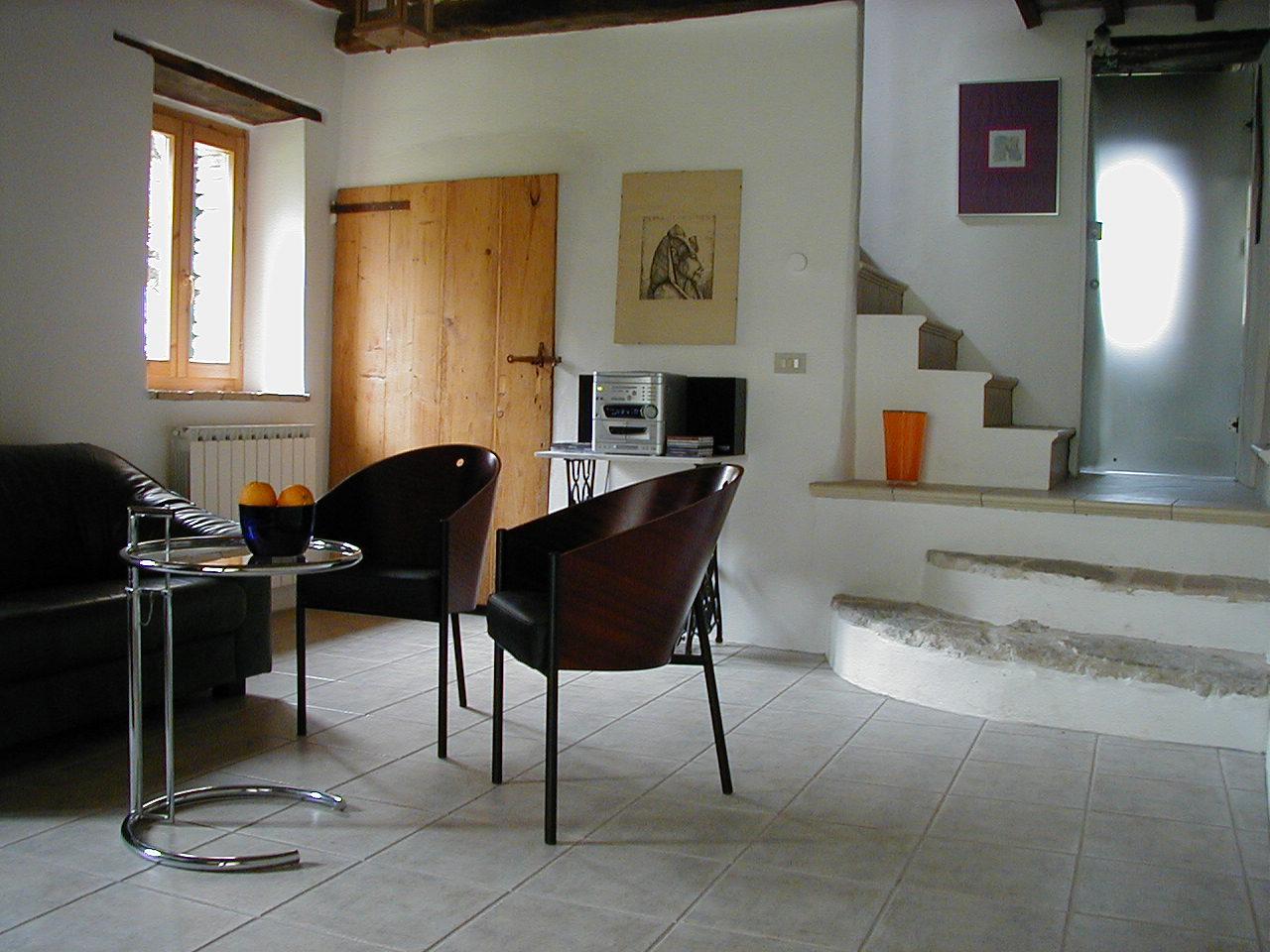 Wohnzimmer mit Designm&ouml;blierung