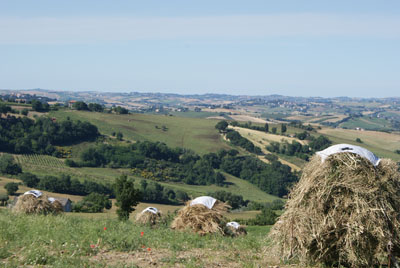 Wandern in Italien, Traditionelle Heuhaufen in den italienischen Marken im Naturpark
