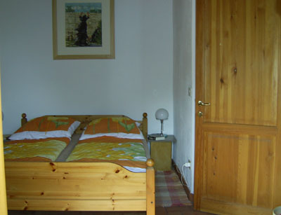 Schlafzimmer 1 mit Wagenfeld Leuchten + Bild von Monnati