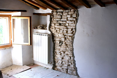freigelegte Natursteinwand