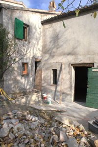 gro&szlig;e Terrasse vor dem Eingang des Appartements