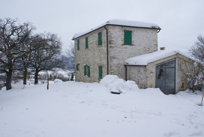 Haus im Winter mit ungewöhnlich viel Schnee