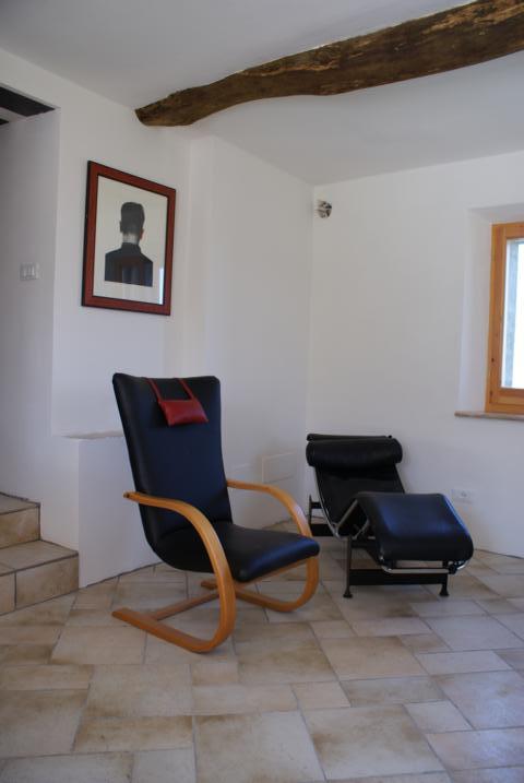 Corbusier in der Wohnküche und Freischwinger aus Leder