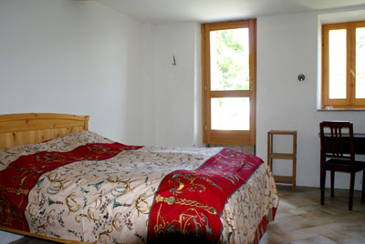 Schlafzimmer mit Doppelbett, Ablagen mit Lampen Cube von Cini und Nils