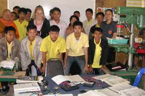 Laboratoire &eacute;lectricit&eacute; avec les &eacute;tudiants et leurs enseignants