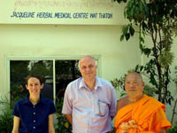 M. et Mme Armand Jost et Phrapariyativitarnkosol, moine resp. Wat Thaton