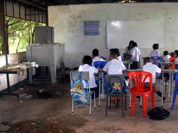Classe � tout faire (enseignement, biblioth�que, etc) insalubre