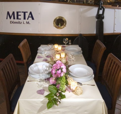 Tisch vor der Meta