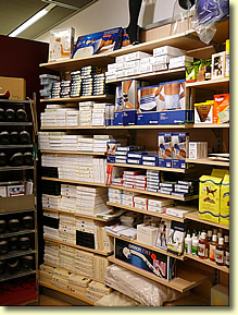 Sanit&auml;ts-Sortiment sauber geordnet