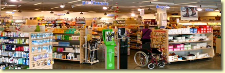 Drogerieeingang mit Degustationsstand