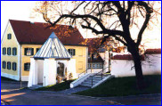 Mindelaltheim_Ehrenmal_und_Pfarrhof