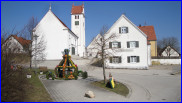 Moenstetten_Kirche_mit_Dorfbrunnen
