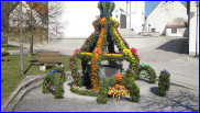 Moenstetten_Dorfbrunnen_geschmueckt_zu_Ostern