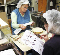 Eberhardt Schokolade - Herstellung der Weihnachts- und Osterfiguren in der Schokoladenfabrik in Beerfurth