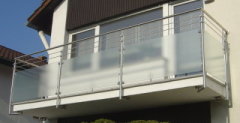 Balkongeländer mit Füllung aus Milchglas Balkongeländer mit Füllung aus Milchglas