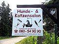 Das Schild direkt an der Hauptstrasse