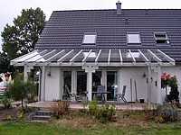 Pergola in Holz lichtgrau mit Glasdach