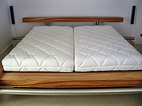 Doppel-Bett  in Zebrano, Edelstahl und Granit