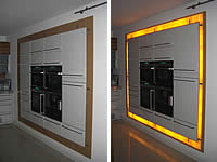 Einbauk&uuml;che in grau Hochglanz mit Glas-Umrandung (beleuchtet)