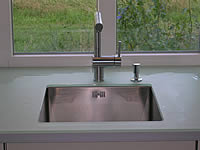 Einbauk&uuml;che in vanille Hochglanz mit Arbeitsplatten aus Glas