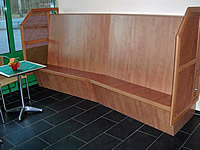 Sitzbank im Caf&eacute;bereich beim Neubau einer B&auml;ckereiverkaufsfiliale in Apfel-Calvados Kunststoff mit Schieferdach