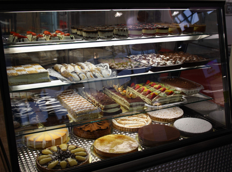 Vitrine mit Konditoreiprodukten, Gelatissimo - Inter Gastra Fachmesse f&uuml;r EIS und Gastronomie Foto: Gro&szlig;Handel EIS GmbH