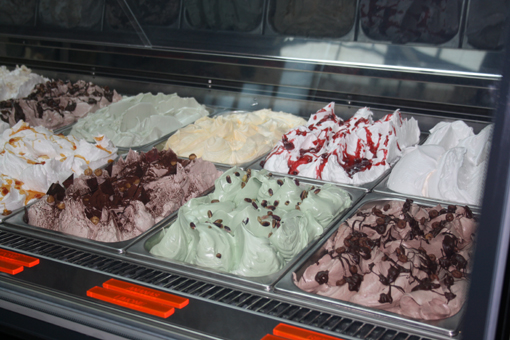 Sigep 2010, Fachmesse f&uuml;r EIS, Konditorei und B&auml;cker, dekorierte Eiswannen Foto: Gro&szlig;Handel EIS GmbH