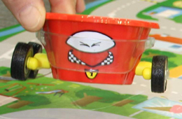 Jo - Car, mit 4 R&auml;dern einem lustigen Gesicht und f&uuml;e Kinder als Kinderbecher. Gro&szlig;Handel EIS GmbH