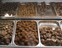 Eiskonfekt, Milcheis mit Kakao oder Stracciatella hell und dunkel &uuml;berzogen. Foto Gro&szlig;Handel EIS GmbH