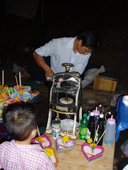 Eismaschine in Laos für Crash Eis mit Sirup und Kondensmilch