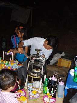 Eismaschine in Laos für Crash Eis mit Sirup und Kondensmilch