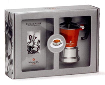 Manuel Caff&eacute;, Geschenkbox mit einem Paket der Linie Jet Set und Moccamaschine bei Gro&szlig;Handel EIS GmbH