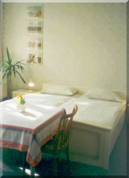 Pension Elisabeth Guesthouse Zimmer mit Tisch