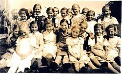 Schulm�dchen um 1938