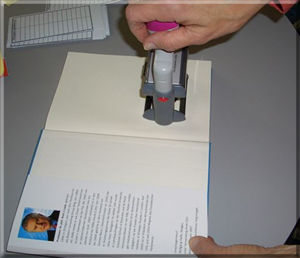 B&uuml;cher mit dem "Eigentum-der-Schule" Stempel versehen