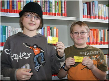 Empf&auml;nger der ersten Bibliotheks-Ausweise
