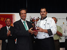 Oscar Cabrera Fern�ndez con premio
