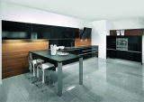 design in hochglanz schwarz kombiniert mit warmem holzton.jpg