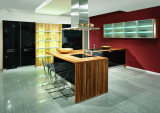 glanz in schwarz und zebrano mit bordeauxroter wand.jpg