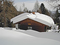 Almhaus im tiefen Winter