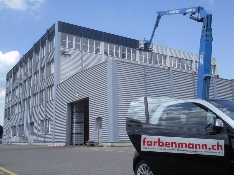 Aussenfassade, ohne Gerüstaufbau, direkt mit fahrbarer Hebebühne, somit enorme Kosteneinsparung